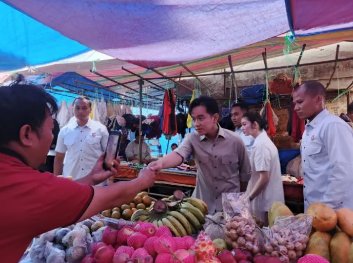 Gibran Tinjau Pasar Tradisional Dolok Sanggul, Perkuat Ekonomi Rakyat di Sumatera Barat