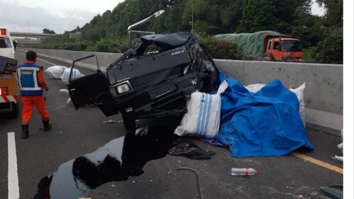 kecelakaan di Tol Jagorawi: Hyundai Creta Tabrak Pikap di Bahu Jalan, Dua Orang Alami Luka-Luka
