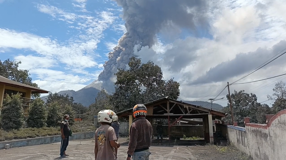 Gunung Lewotobi Laki-Laki Erupsi, Warga Diminta Menjauh dari Zona Bahaya