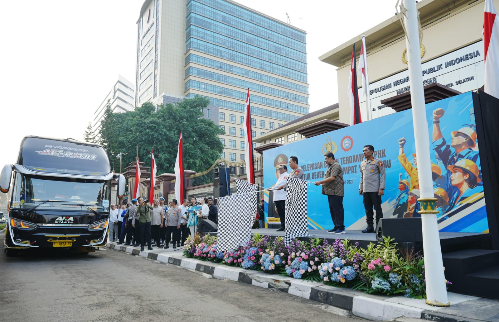 Kapolri Lepas 700 Buruh Terdampak PHK untuk Kembali Bekerja