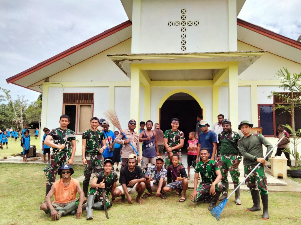 TNI Gotong Royong Bangun Gereja Bersama Warga di Papua Pasca Serangan OPM